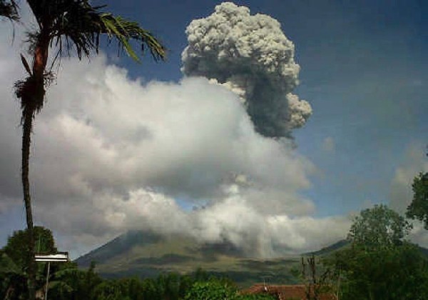 Una nube de ceniza emerge del volcán Lokon.