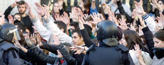 Las carreras e intervenciones policiales entre estudiantes y agentes antidisturbios se sucedieron en la plaza del Ayuntamiento de Valencia.