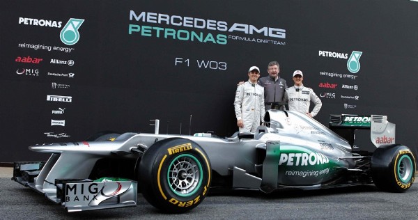 Los pilotos alemanes del equipo Mercedes GP, Michael Schumacher (d), y Nico Rosberg (i), y el propietario de la escuderia, Ross Brawn (c), posan ante el F1 W03.