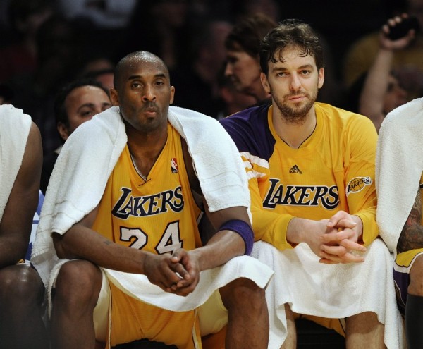 Los jugadores de los Ángeles Lakers, Pau Gasol (d) y Kobe Bryant.