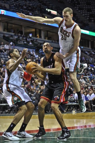 Los jugadores de los Bucks, Jon Leuer (d) y Tobias Harris (i), disputan el balón con Juwan Howard.