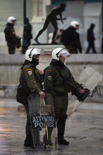 Policías antidisturbios hacen guardia durante una manifestación convocada por los dos sindicatos mayoritarios griegos.