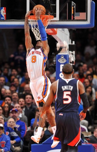 El jugador de los Knicks de Nueva York J.R Smith (i) anota ante Josh Smith (d) de los Hawks.