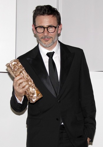 El director francés Michel Hazanavicius posa con su Cesar a Mejor Director por la Película 