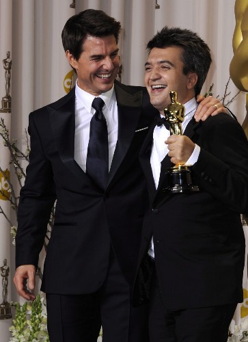 El actor estadoundiense Tom Cruise (i) posa con el productor francés Thomas Langmann (d), que sostiene la estatuilla dorada a la mejor película del año por 