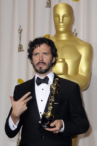 El músico neozelandés Bret McKenzie posa con su estatuilla dorada de la Academia de Hollywood tras imponerse en el campo de mejor canción original por la canción 