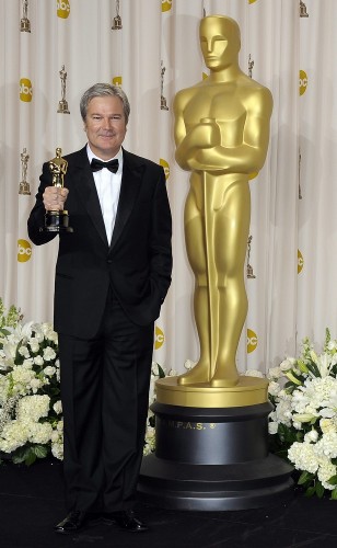 El director estadounidense Gore Verbinski posa con su estatuilla dorada de la Academia de Hollywood en la categoría de mejor película de animación por 