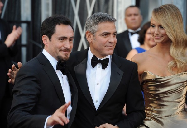 El actor y productor mexicano Demian Bichir (i), el actor estadounidense George Clooney (c) y la actriz y exluchadora profesional Stacy Keibler (d) posan en la alfombra roja hoy, domingo 26 de febrero de 2012, a su llegada para la ceremonia de entrega de los premios Óscar en el Centro Highland de Hollywood, California (EE.UU.).