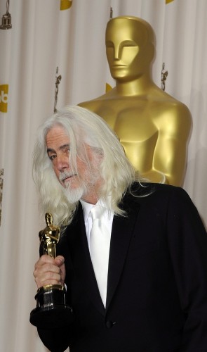 El estadounidense Robert Richardson sostiene la estatuilla de los premios Óscar a la Mejor Fotografía, por su trabajo en la película 