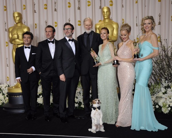 El director francés Michel Hazanavicius posa con la estatuilla dorada a la mejor dirección por su trabajo en 