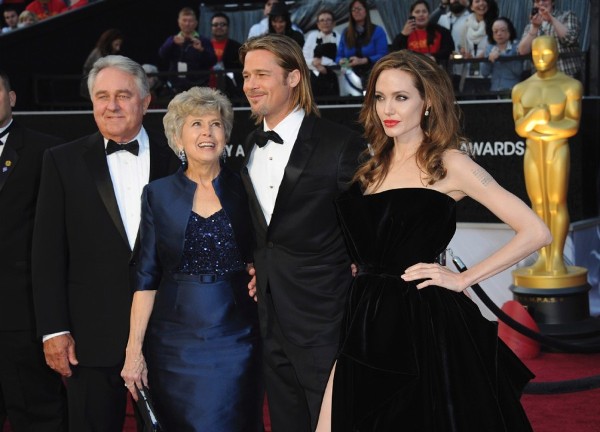 El actor estadounidense Brad Pitt (c) posa con sus padres y con su pareja, la actriz Angelina Jolie (d), durante su llegada a la 84 edición de la ceremonia de entrega de los Premios Óscar en Hollywood, California (EE.UU.), el 26 de febrero de 2012.