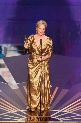 Foto facilitada por la Academia de Arte y Ciencias Cinematográficas de Hollywood (AMPAS), que muestra a la actriz estadounidense Meryl Streep sobre el escenario tras recibir el Óscar a la mejor actriz por su papel en la película 