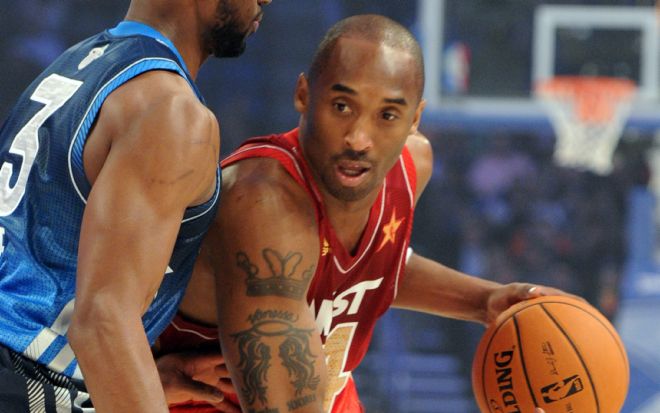 El jugador del equipo de la Conferencia Este Dwayne Wade (i) de los Miami Heat disputa el balón ante Kobe Bryant (d).