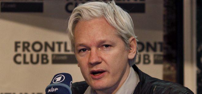 El fundador del portal WikiLeaks, Julian Assange se dirige a los medios de comunicación.