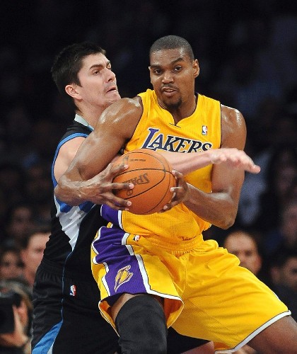Andrew Bynum (d), de los Lakers de Los Ángeles, en acción contra el serbio Darko Milicic (i), de los Timberwolves.