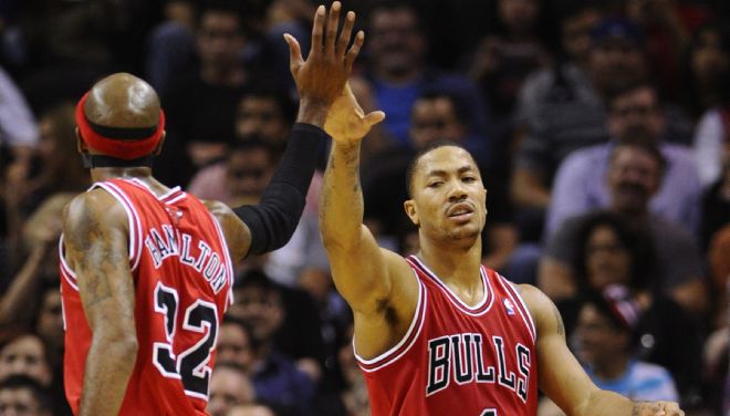 Los jugadores de los Bulls de Chicago Derrick Rose (d) celebra un punto con su compañero Richard Hamilton.