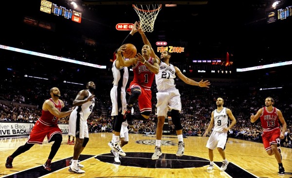 El jugador Derrick Rose (c), de los Bulls de Chicago, en acción contra los Spurs de San Antonio.