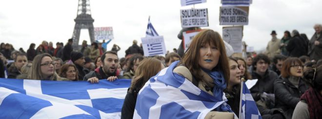 Manifestantes con banderas griegas protestan en una marcha solidaria contra las medidas de austeridad de Grecia.