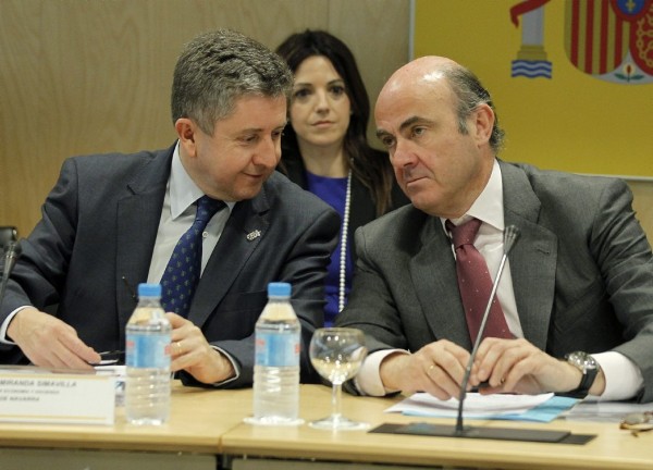 El ministro de Economía y Competitividad, Luis de Guindos (d), y el consejero de Economía de Navarra, Alvaro Miranda.