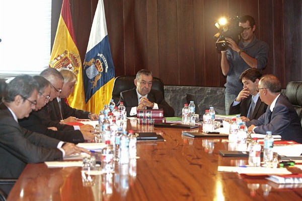 El presidente del Ejecutivo canario, Paulino Rivero (c), ha presidido hoy la reunión del Consejo de Gobierno en la capital tinerfeña.