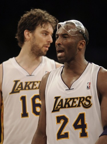 Los jugadores de los Lakers Kobe Bryant (d) y Pau Gasol.