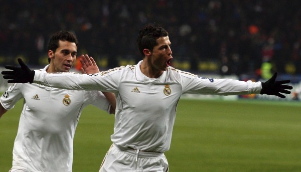El delantero portugués del Real Madrid Cristiano Ronaldo (d) es felicitado por su compañero Álvaro Arbeloa.