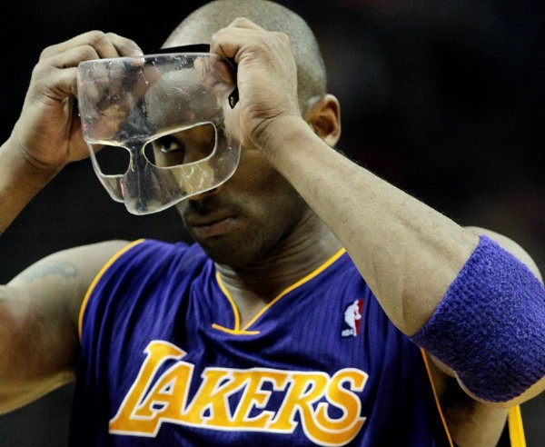 Kobe Bryant se coloca una máscara.
