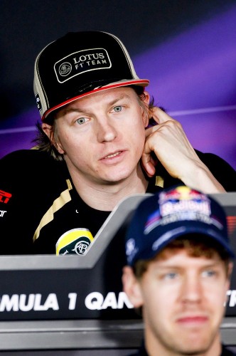 (De izda a dcha, arriba) El piloto finlandés Kimi Raikkonen (atrás) de Lotus y el alemán Sebastian Vettel (en primer plano).