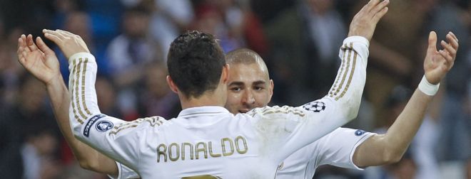 El delantero francés del Real Madrid Karim Benzemá (d) felicita al portugués Cristiano Ronaldo.