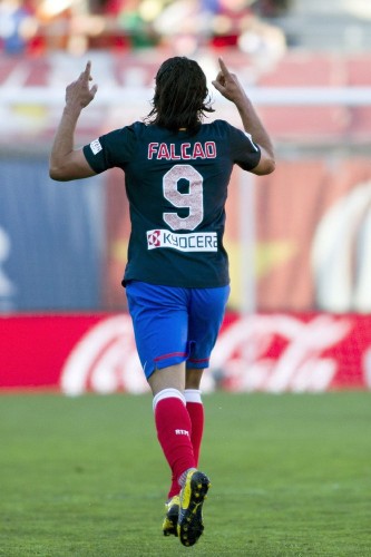 El delantero colombiano del Atlético de Madrid Radamel Falcao celebra su gol durante el partido, correspondiente a la vigésimo octava jornada de Liga de Primera División, que ha disputado el conjunto madrileño con el RCD Mallorca esta tarde en el estadio Iberostar.