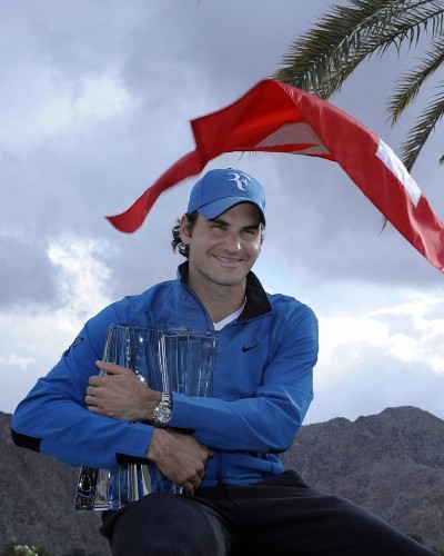 El tenista suizo Roger Federer posa con el trofeo tras ganar el torneo Indian Wells.