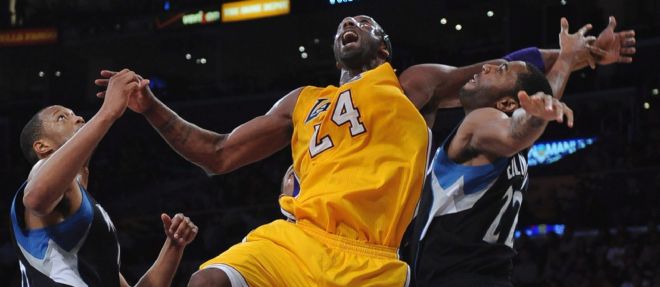 Kobe Bryant (c), de los Lakers de Los Ángeles, en acción.