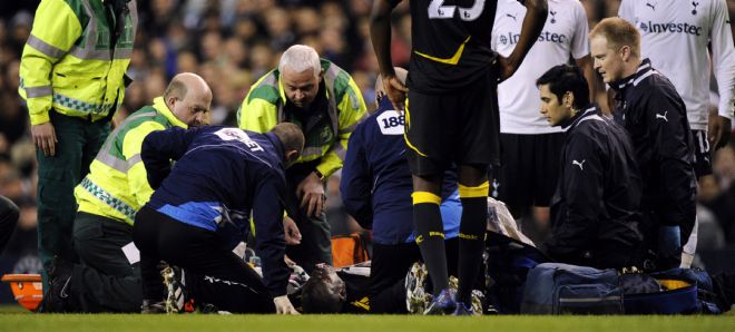 El jugador del Bolton Wanderers, Fabrice Muamba (c), recibe atención médica tras desmayarse.