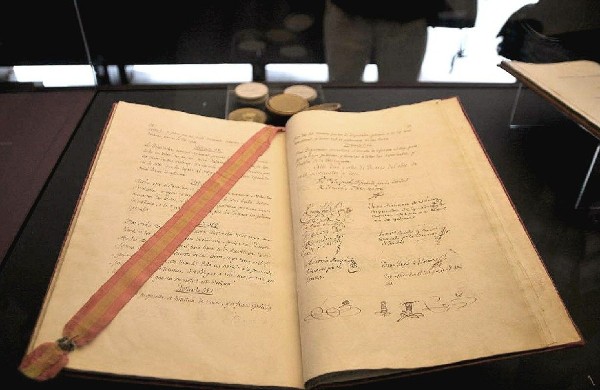 La Constitución de 1812 manuscrita y firmada por los diputados.