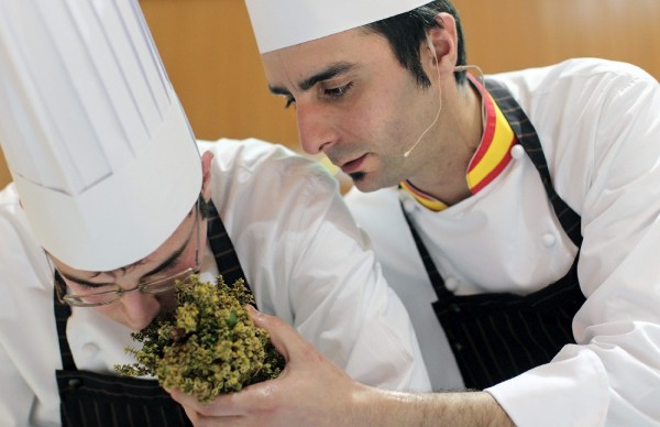 El cocinero Evarist Miralles (d), campeón de España de cocineros 2011, da a oler a su compañero Carlos Monsonís unas hierbas aromáticas.