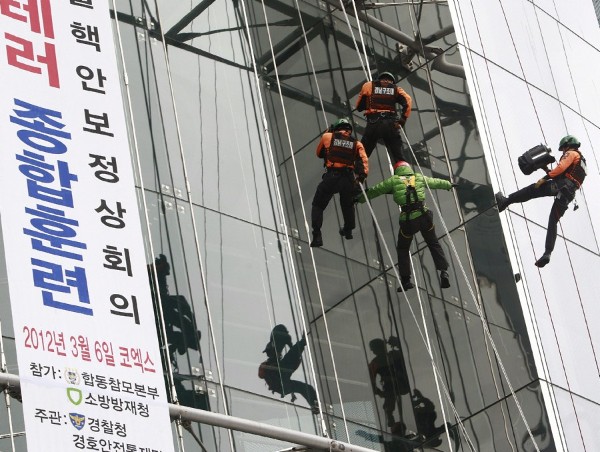 Bomberos de corea del Sur participan en un ejercicio anti terrorista previo a la Cumbre de Seguridad Nuclear.