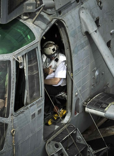 Felipe de Borbón, antes de bajar del helicóptero SH3D Seaking.