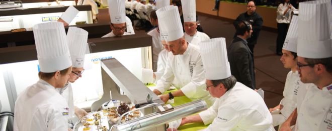 Cocineros preparando sus platos durante el prestigioso concurso culinario.