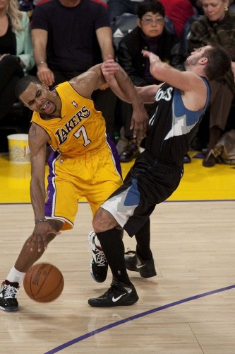 Ramon Sessions (i), de Los Angeles Lakers, impacta con el puertorriqueño José Barea.