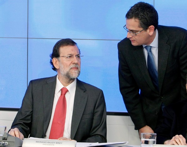 El presidente del Partido Popular, Mariano Rajoy, escucha al presidente del partido en el País Vasco, Antonio Basagoiti.
