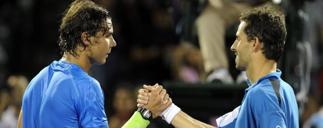 El tenista colombiano Santiago Giraldo (dcha) saluda al español Rafa Nadal (izda) tras el partido que enfrentó a ambos.