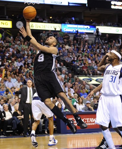 El jugador francés Tony Parker (i) de los San Antonio Spurs en acción ante Jason Terry.
