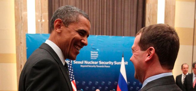 El presidente estadounidense, Barack Obama (izda), conversa con su homólogo ruso Dmitry Medvedev (dcha), en la Cumbre sobre Seguridad Nuclear.
