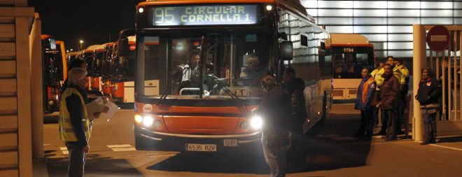 Salida de autobuses desde las cocheras de Transportes Metropolitanos de Barcelona en la Zona Franca de Barcelona para cumplir con los servicios mínimos.
