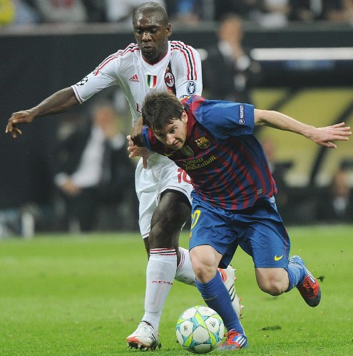 El jugador del AC Milán, Clarence Seedorf (i), disputa un balón con el atacante argentino del FC Barcelona.
