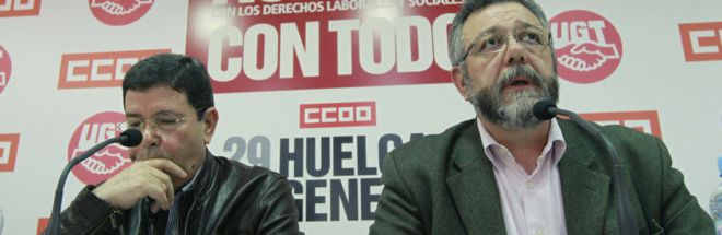 Los secretarios de Organización de CCOO y UGT, Antonio del Campo (d) y José Javier Cubillo, respectivamente, durante la rueda de prensa que han ofrecido esta mañana para valorar el desarrollo de la jornada de huelga general.