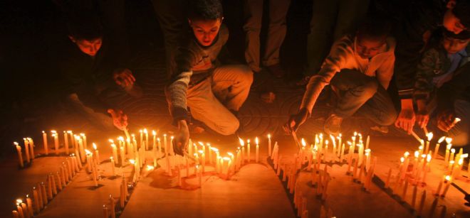 Niños palestinos encienden velas hoy, jueves 29 de marzo de 2012, durante una protesta en la calle Al-Mokhtar de la Franja de Gaza.