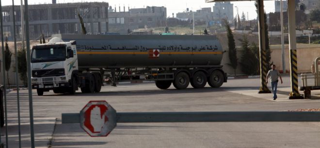 Un camión llega a descargar combustible en una gasolinera de Gaza, Franja de Gaza.