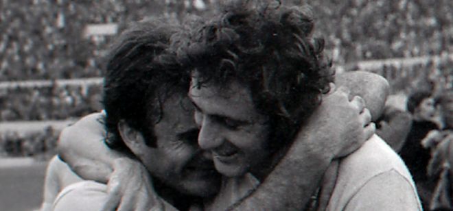 Foto de archivo del 17 de Febrero de 1974 que muestra a Giorgio Chinaglia (dcha) abrazado a su compañero Giuseppe Wilson al finalizar un Lazio-Juventus en Roma, Italia.
