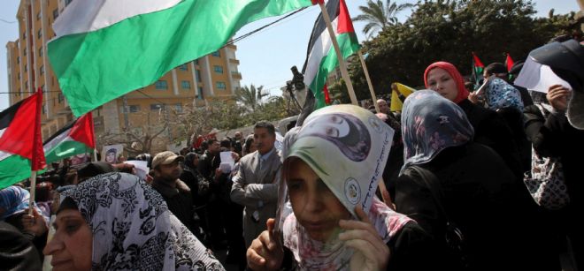 Mujeres palestinas piden la liberación de Hana Shalabi, una presa palestina encarcelada en una prisión israelí que ha mantenido una huelga de hambre durante 22 días.